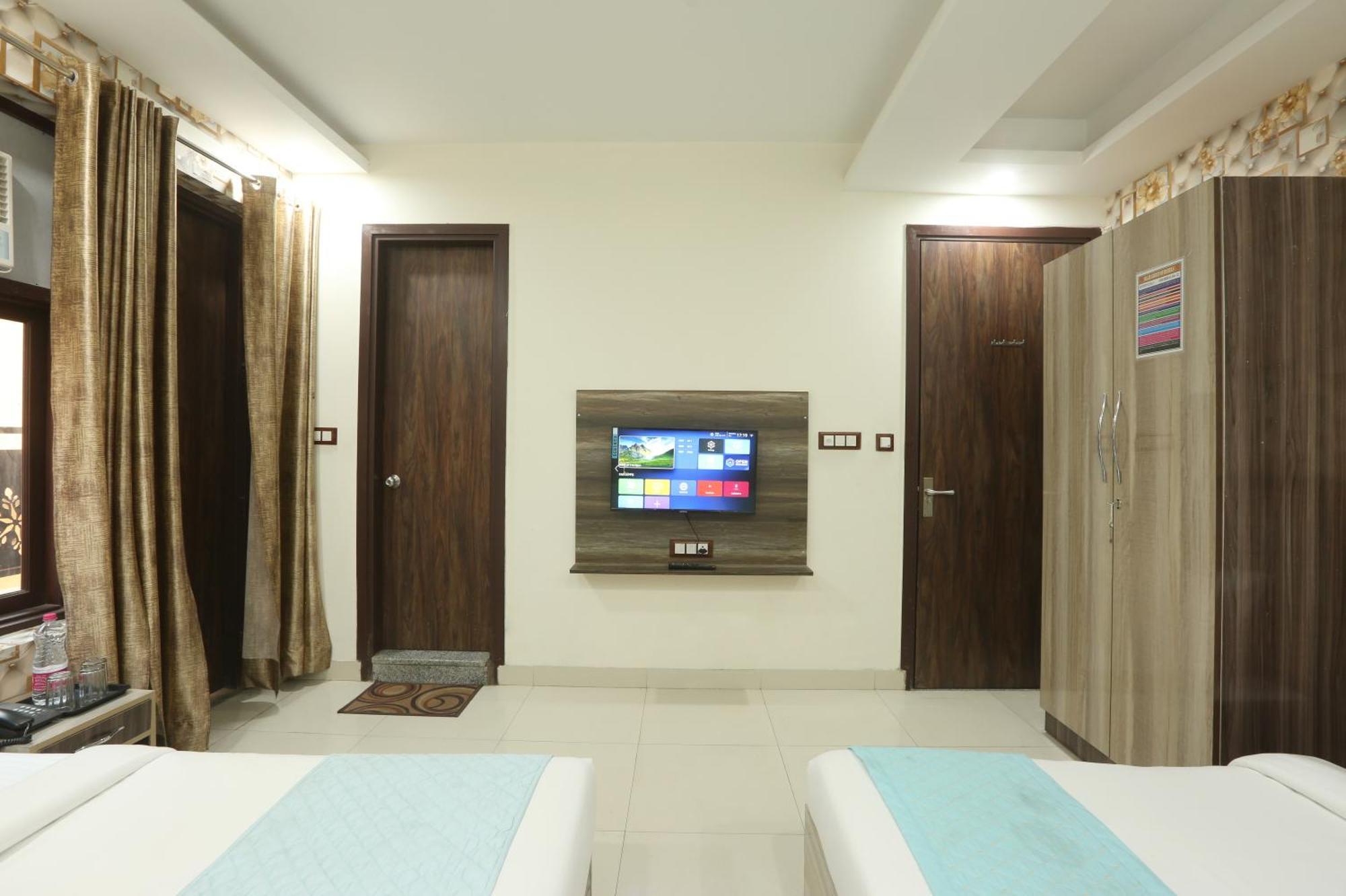 Oaks Inn Plaza Delhi Airport New Delhi Bagian luar foto